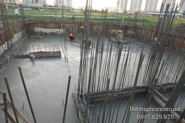 nen-do-mong-bang-be-tong-tuoi-hay-be-tong-tron-tay